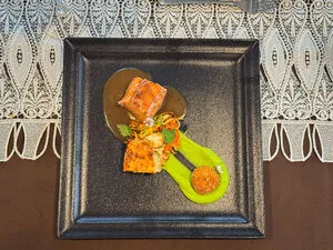 Svinjska ribica in čebulna pita